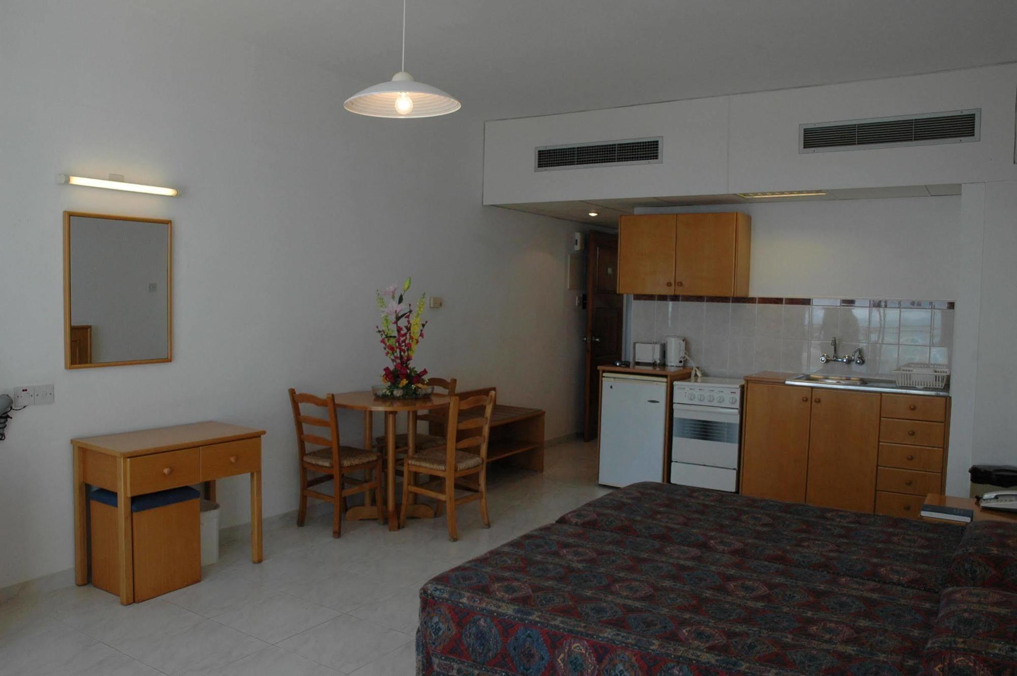 Corallia Beach Hotel Apartments Coral Bay Extérieur photo
